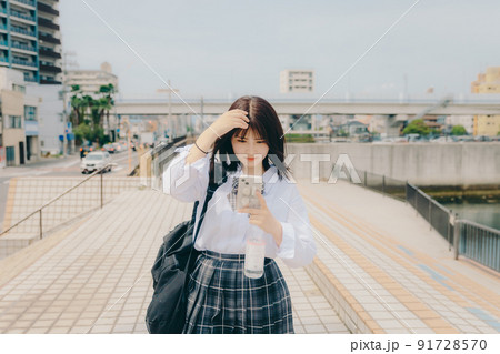 制服姿の女子高生と綺麗な海岸風景 制服姿の女子高生と綺麗な海岸風景 91728570