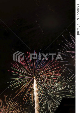 低めでカラフルな打ち上げ花火 91728653