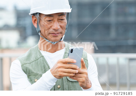 建築現場で働くミドルの男性作業員 91729185