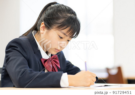 中学生　教室　学校　撮影協力：中央工学校附属日本語学校 91729451