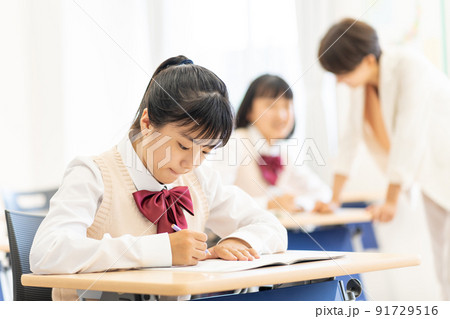 中学生　教室　学校　撮影協力：中央工学校附属日本語学校 91729516