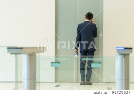ビジネスマン　エレベーター　セキュリティーゲート　撮影協力「LINK FOREST」 91729627