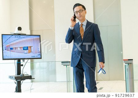 ビジネスマン スマホ セキュリティーゲート 撮影協力「LINK FOREST」 ビジネスマン スマホ セキュリティーゲート 撮影協力「LINK FOREST」 91729637