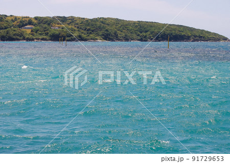 碧いきれいな海面 91729653