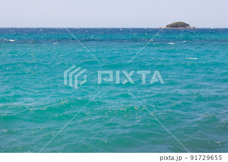 碧いきれいな海面 91729655