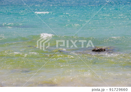 碧いきれいな海面と白波 91729660