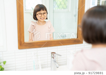 子供　洗面所　バスルーム 91729691