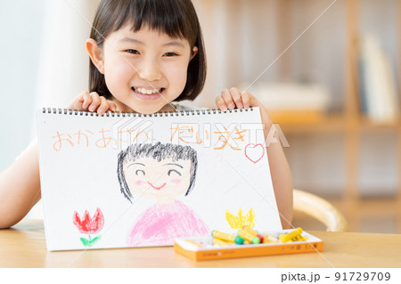 子供　お絵描き　リビング 91729709