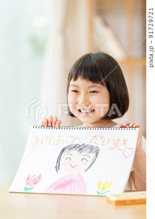 子供　お絵描き　リビング 91729721