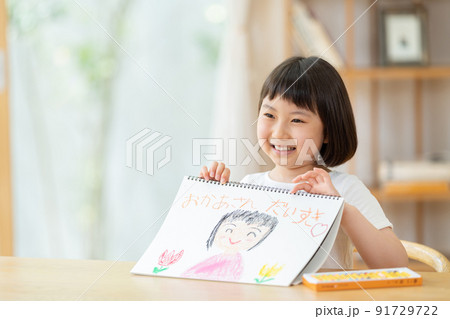 子供　お絵描き　リビング 91729722