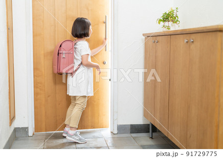 小学生　玄関　女の子 91729775