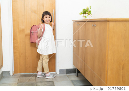 小学生　玄関　女の子 91729801