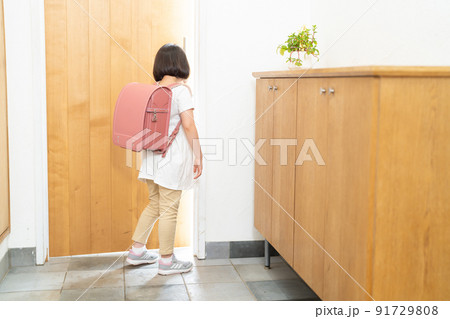 小学生　玄関　女の子 91729808
