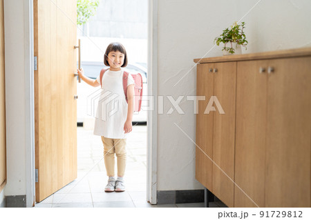 小学生　玄関　女の子 91729812