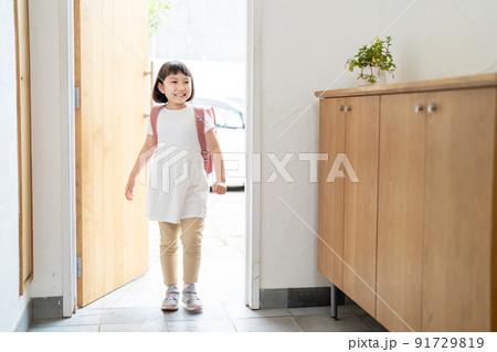 小学生 玄関 女の子 小学生 玄関 女の子 91729819
