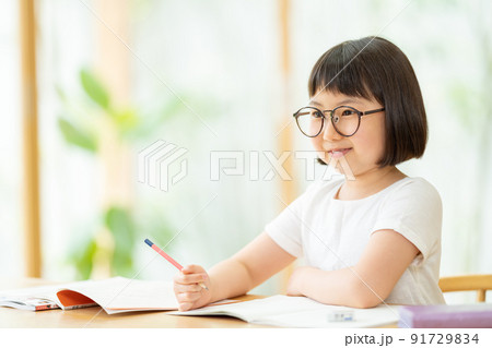 リビングで勉強する小学生の女の子 リビングで勉強する小学生の女の子 91729834