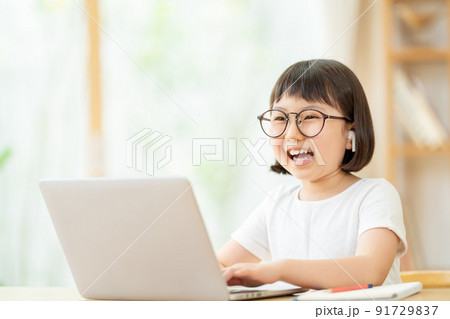 子供 パソコン リビング 子供 パソコン リビング 91729837