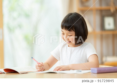 リビングで勉強する小学生の女の子 91729845