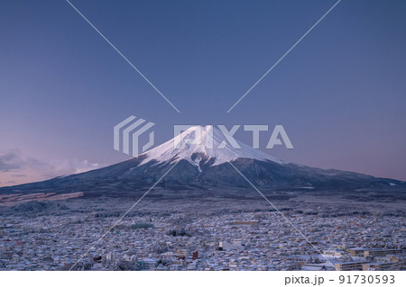 《山梨県》積雪の富士山・冬の新倉山浅間公園 91730593