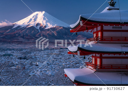 《山梨県》積雪の富士山と五重塔・冬の新倉山浅間公園 《山梨県》積雪の富士山と五重塔・冬の新倉山浅間公園 91730627