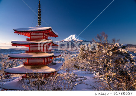 《山梨県》積雪の富士山と五重塔・冬の新倉山浅間公園 《山梨県》積雪の富士山と五重塔・冬の新倉山浅間公園 91730657