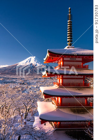 《山梨県》積雪の富士山と五重塔・冬の新倉山浅間公園 91730783