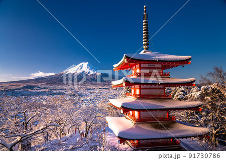 《山梨県》積雪の富士山と五重塔・冬の新倉山浅間公園 《山梨県》積雪の富士山と五重塔・冬の新倉山浅間公園 91730786