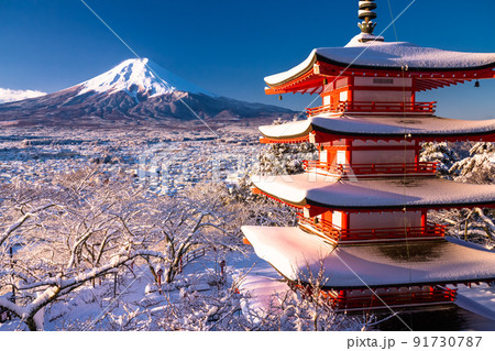 《山梨県》積雪の富士山と五重塔・冬の新倉山浅間公園 《山梨県》積雪の富士山と五重塔・冬の新倉山浅間公園 91730787
