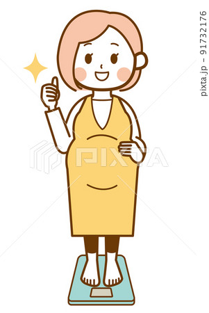 体重計に乗ってグッドポーズをする妊婦さん 91732176