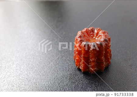 黒いプレートに乗ったお菓子 91733338