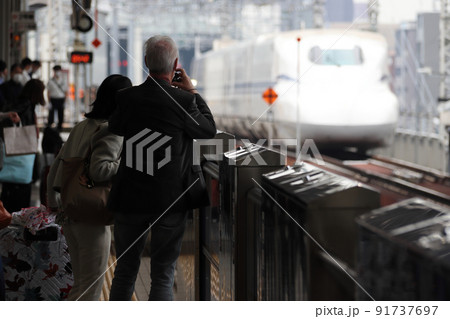駅構内での通行の妨げ:記念撮影を続ける老夫婦 駅構内での通行の妨げ:記念撮影を続ける老夫婦 91737697