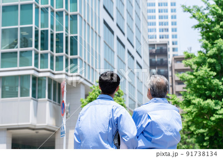 作業着の男性　後ろ姿　親子 91738134