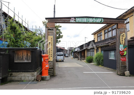秋田 横手 丸ポストのある風景(重伝建地区 増田の朝市前) 秋田 横手 丸ポストのある風景(重伝建地区 増田の朝市前) 91739620