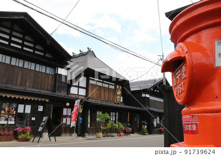 秋田　横手　丸ポストのある風景（重伝建地区　増田の朝市前） 91739624
