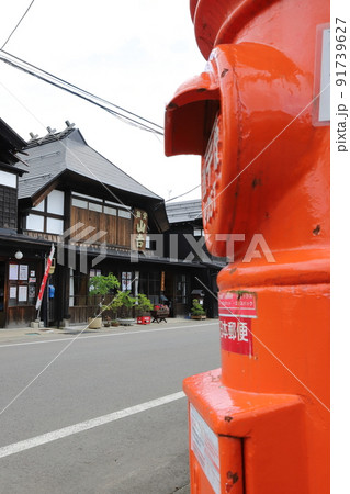 秋田 横手 丸ポストのある風景(重伝建地区 増田の朝市前) 秋田 横手 丸ポストのある風景(重伝建地区 増田の朝市前) 91739627