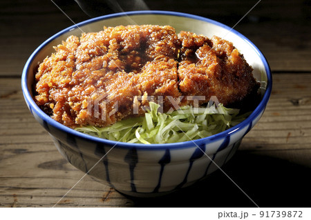 繊切りキャベツの上にたっぷりのソースが絡んだカツが乗っている熱々ソースかつ丼 繊切りキャベツの上にたっぷりのソースが絡んだカツが乗っている熱々ソースかつ丼 91739872