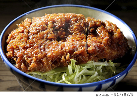 繊切りキャベツの上にたっぷりのソースが絡んだカツが乗っている熱々ソースかつ丼 繊切りキャベツの上にたっぷりのソースが絡んだカツが乗っている熱々ソースかつ丼 91739879
