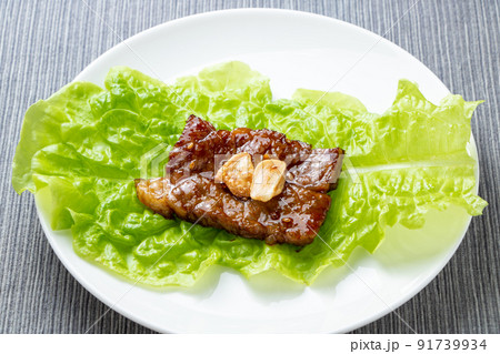サンチュの上に牛カルビ焼肉。 91739934