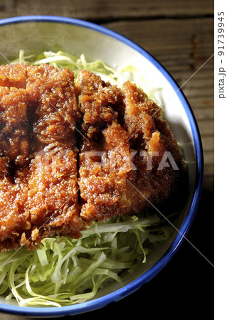 繊切りキャベツの上にたっぷりのソースが絡んだカツが乗っている熱々ソースかつ丼を俯瞰で撮影 繊切りキャベツの上にたっぷりのソースが絡んだカツが乗っている熱々ソースかつ丼を俯瞰で撮影 91739945
