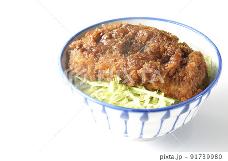 繊切りキャベツの上にたっぷりのソースが絡んだカツが乗っている熱々ソースかつ丼を白背景で撮影 繊切りキャベツの上にたっぷりのソースが絡んだカツが乗っている熱々ソースかつ丼を白背景で撮影 91739980