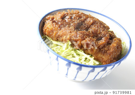 繊切りキャベツの上にたっぷりのソースが絡んだカツが乗っている熱々ソースかつ丼を白背景で撮影 繊切りキャベツの上にたっぷりのソースが絡んだカツが乗っている熱々ソースかつ丼を白背景で撮影 91739981