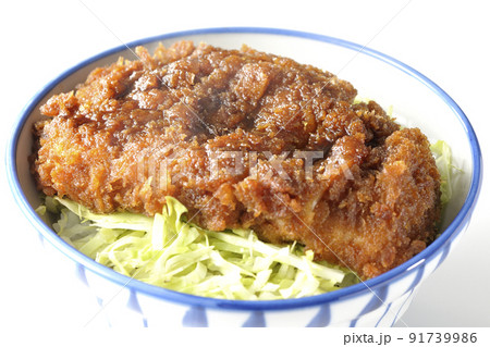 繊切りキャベツの上にたっぷりのソースが絡んだカツが乗っている熱々ソースかつ丼を白背景で撮影 繊切りキャベツの上にたっぷりのソースが絡んだカツが乗っている熱々ソースかつ丼を白背景で撮影 91739986