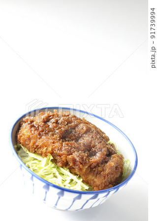 繊切りキャベツの上にたっぷりのソースが絡んだカツが乗っている熱々ソースかつ丼を白背景で撮影 91739994