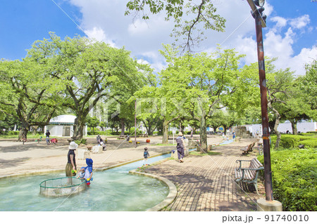 谷保第四公園で水遊びをする親子 91740010