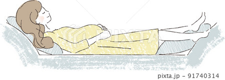 ソファーで寝る妊婦さん ソファーで寝る妊婦さん 91740314