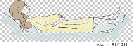 ソファーで寝る妊婦さん ソファーで寝る妊婦さん 91740314