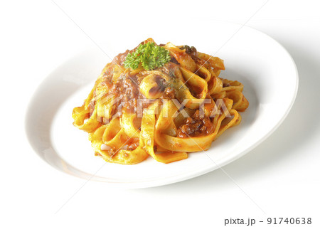 平打ちパスタのフィットチーネとトマトソースがよく絡んだ熱々ボロネーゼを白背景で撮影 平打ちパスタのフィットチーネとトマトソースがよく絡んだ熱々ボロネーゼを白背景で撮影 91740638