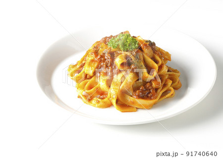 平打ちパスタのフィットチーネとトマトソースがよく絡んだ熱々ボロネーゼを白背景で撮影 91740640