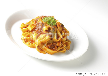 平打ちパスタのフィットチーネとトマトソースがよく絡んだ熱々ボロネーゼを白背景で撮影 平打ちパスタのフィットチーネとトマトソースがよく絡んだ熱々ボロネーゼを白背景で撮影 91740643