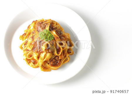 平打ちパスタのフィットチーネとトマトソースがよく絡んだ熱々ボロネーゼを白背景で俯瞰撮影 91740657